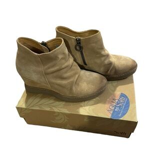 Aqua Soft 7 1/2 Ankle Boot Tan Taupe Suede Wedge Water Resistant Slouch Shoe